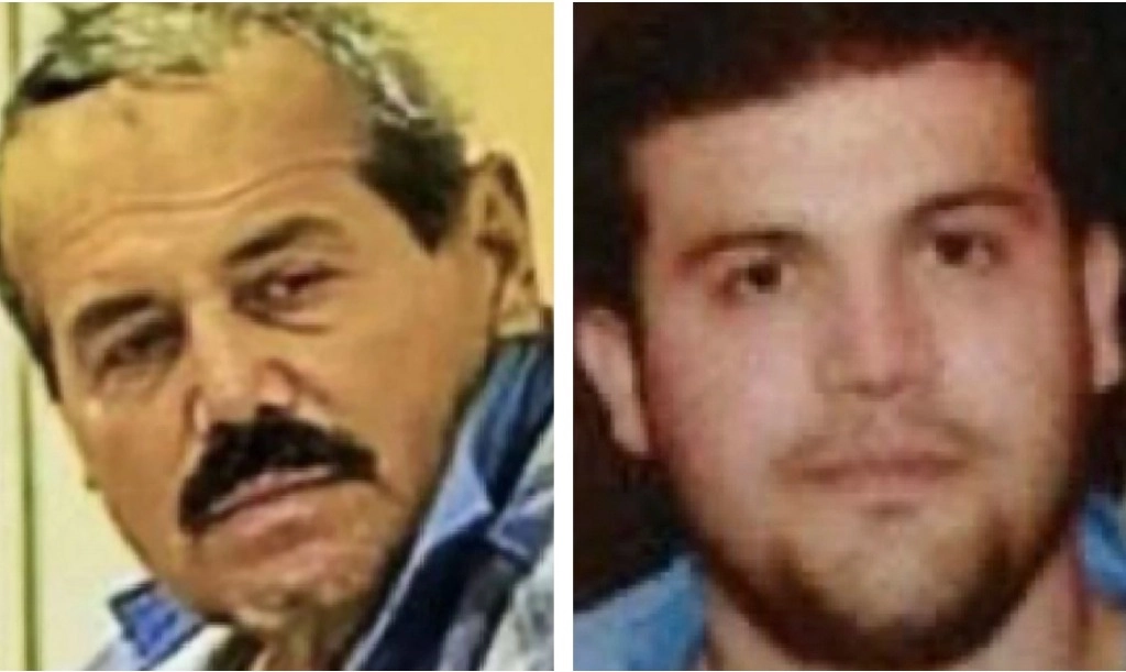 El periódico de sinaloa 'Ríodoce' hizo circular la madrugada de hoy la que aseguran es la primera foto del capo Ismael 'El Mayo' Zambada luego de su captura, junto con Joaquín Guzmán López (derecha), en territorio estadunidense. En la misma aparece con una camisa a cuadros desabrochada que permite observar una venda en el lado derecho del pecho. Fotos 'Ríodoce' y tomada de redes