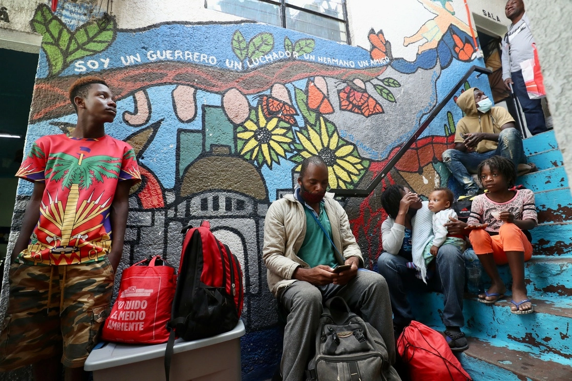 En la imagen, la Casa Tochan de la capital del país, que alberga a decenas de haitianos y centroamericanos hacinados, ante el desbordado arribo de indocumentados que buscan llegar a EU. Foto Luis Castillo