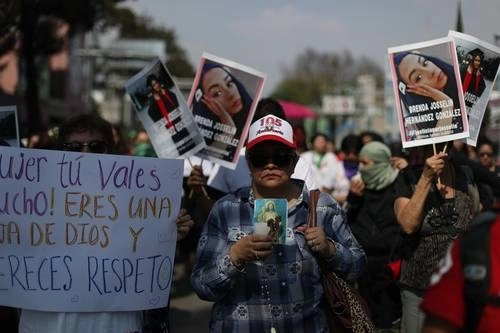 La indignación de decenas de mujeres por varios casos conocidos en semanas recientes era evidente; vecinos de Vallejo expresaron su empatía hacia la causa. Foto Yazmín Ortega Cortés