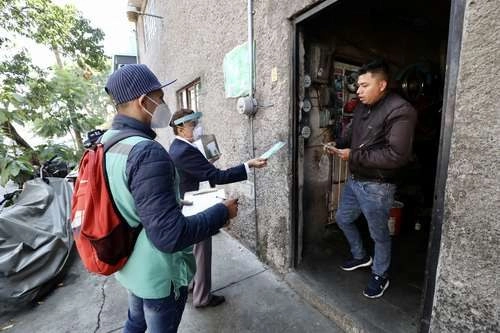  Personal de la alcaldía de Iztacalco realizó labores de información y de desinfección en la colonia El Rodeo, una de las que reporta más contagios de coronavirus en la demarcación. Foto Luis Castillo