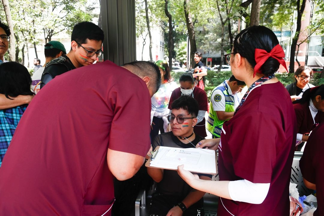 El IMSS informó que durante la Marcha del Orgullo LGBT+, los participantes tuvieron acceso a información sobre prácticas sexuales seguras, vacunación, servicios médicos y apoyo psicológico. Foto 