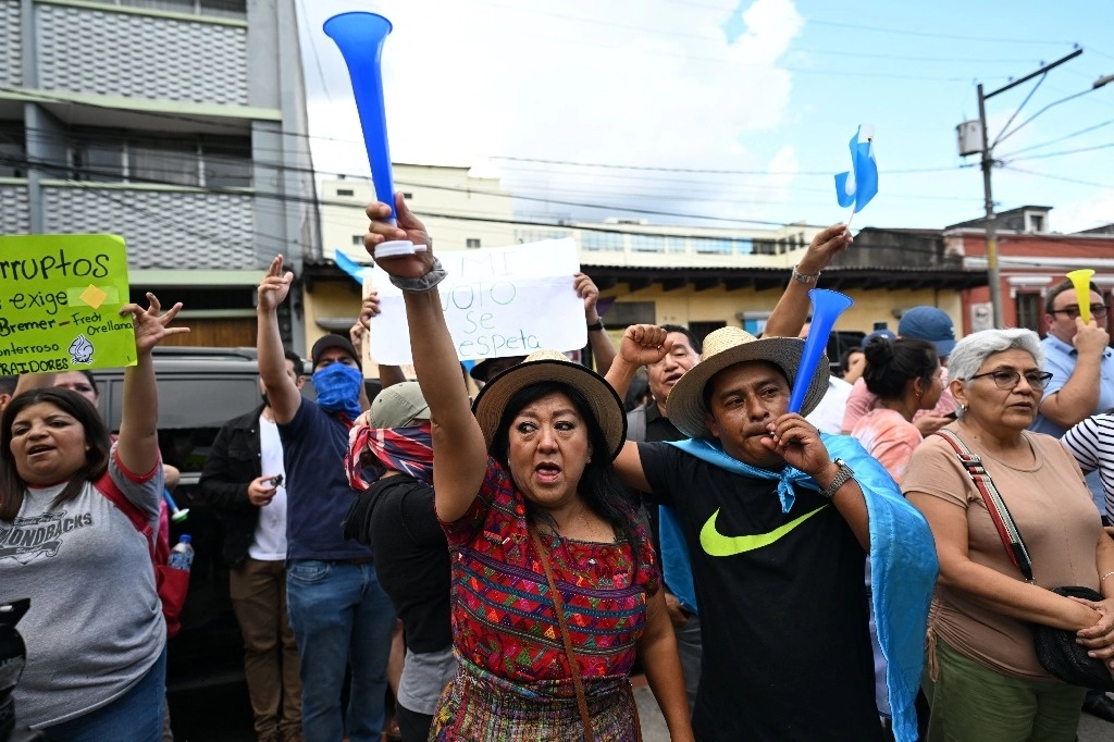 El fin de semana continuaron las protestas en Guatemala para exigir la renuncia de la fiscal general Consuelo Porras y el cese del hostigamiento al tribunal electoral. Foto Afp 