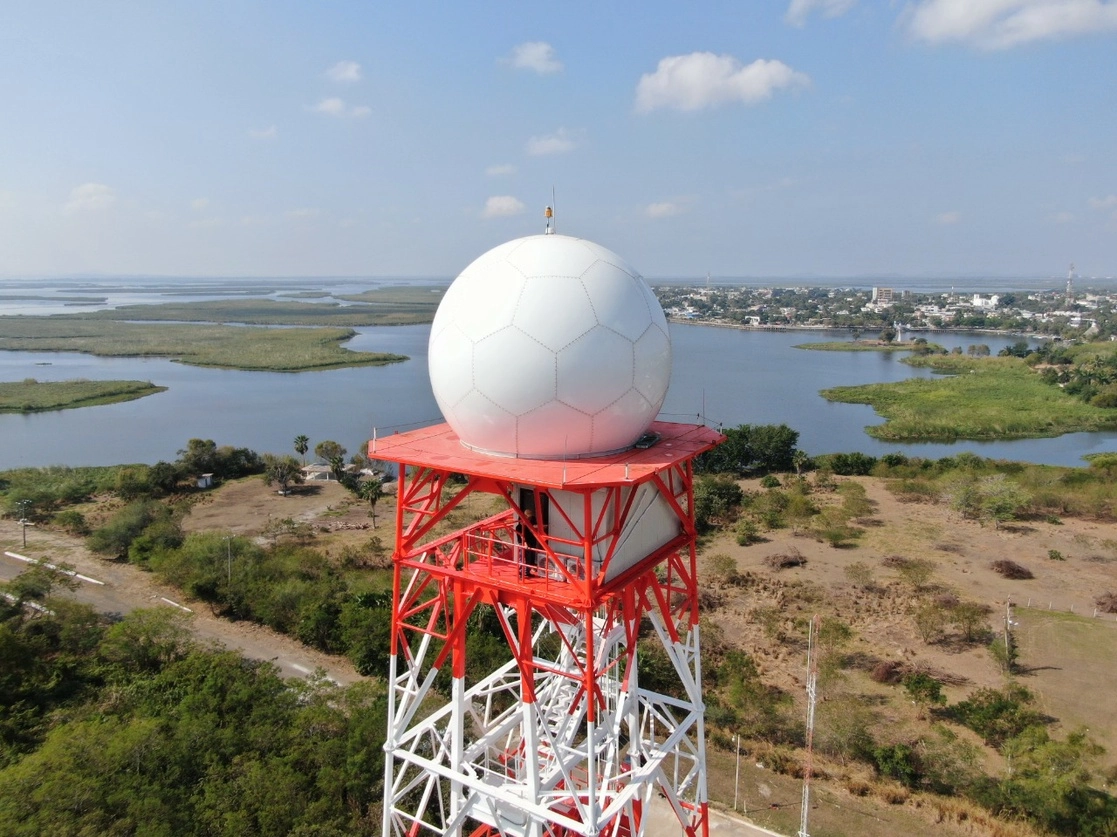 Con la puesta en marcha del nuevo radar en Altamira, el SMN comenzó el proyecto de renovación y fortalecimiento de la infraestructura de la red nacional, con el fin de prevenir situaciones de riesgo y brindar mejor respuesta a la población ante los fenómenos climatológicos. Foto cortesía SMN