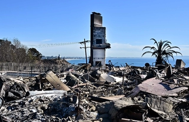 Vivienda siniestrada en la localidad de Pacific Palisades en Los Ángeles. Foto Afp