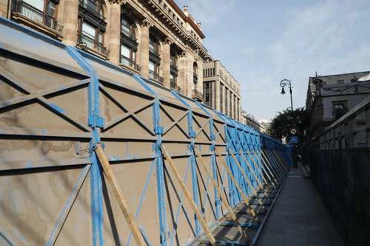 Aunque la policía capitalina no prevé riesgos por las próximas manifestaciones, el Centro Histórico permanece blindado con muros metálicos de manera preventiva. 