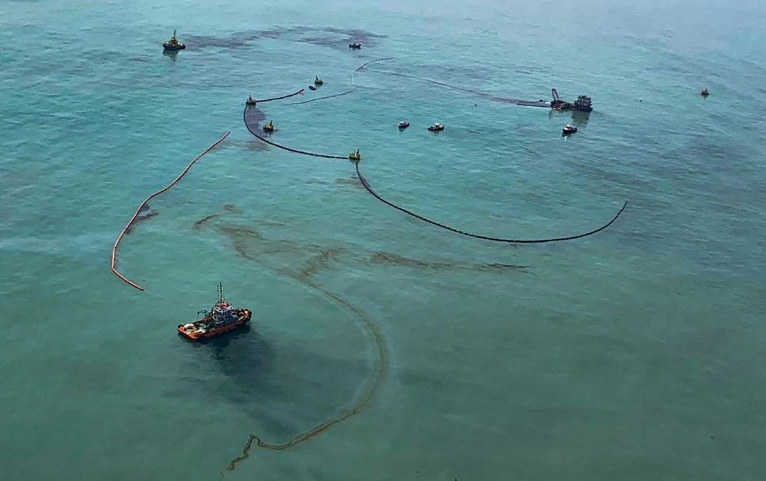 La petrolera española Repsol usa imágenes de 18 satélites espaciales para monitorear las manchas de crudo en el mar y playas peruanas. Foto Afp 