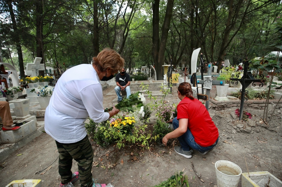 El Inegi también reportó que 25 mil 343 cadáveres fueron enterrados en fosas comunes de cementerios públicos metropolitanos. Foto Luis Castillo / Archivo