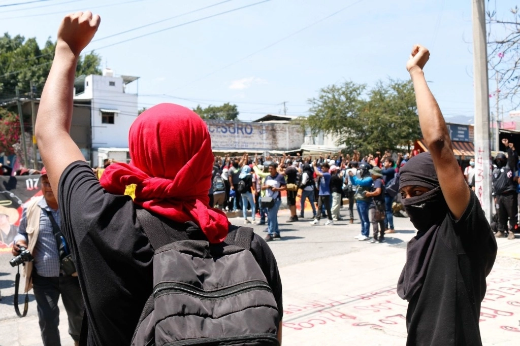 Alumnos de Ayotzinapa se manifestaron ayer frente a la sede del Legislativo en Chilpancingo. Foto Cuartoscuro