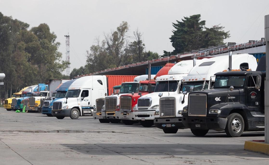 México se mantuvo en julio como el segundo socio comercial más importante de Estados Unidos. Imagen de tractocamiones en la Agencia Nacional de Aduanas. Foto Pablo Ramos 