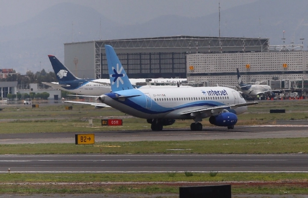 Aviones de Interjet y Aeroméxico en pistas del Aeropuerto Internacional de la Ciudad de México. Foto Guillermo Sologuren / Archivo