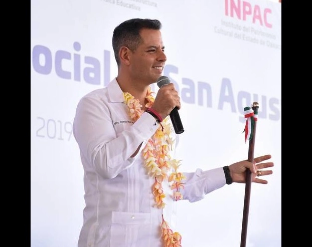 El gobernador de Oaxaca, Alejandro Murat, durante la entrega del Templo de la Soledad del barrio Vista Hermosa, en San Agustín Etla. Foto La Jornada
