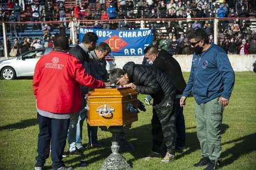 En las tribunas, los fans lucían cubrebocas y portaban el rojo y azul, colores de Central Córdoba de Rosario, donde el Trinche fue emblema. Foto Afp