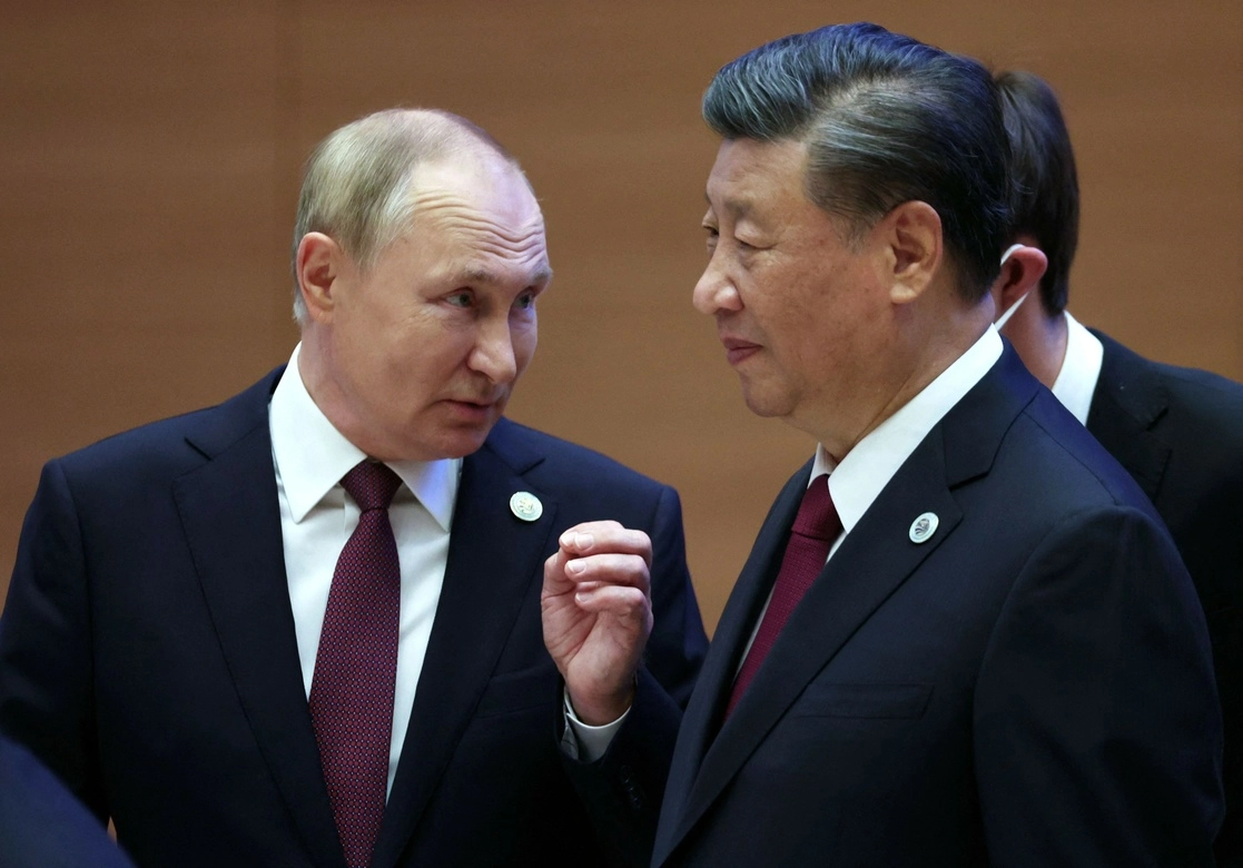 La relación con China e India es fundamental para el desarrollo de la economía rusa en el contexto de las sanciones de EU y sus aliados, destacó el presidente Vladimir Putin (izquierda), al hacer un balance de la cumbre de la Organización de Cooperación de Shanghái. Foto Afp