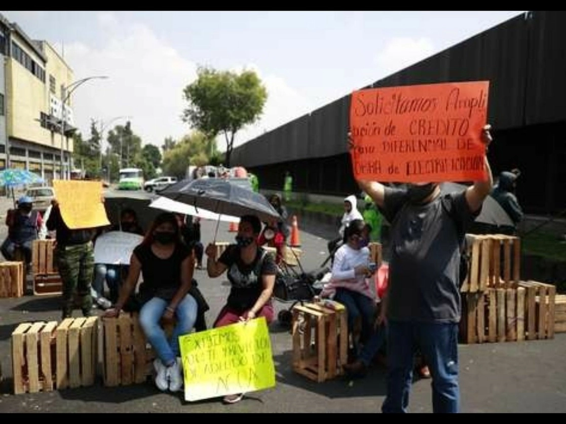 Locatarios de mercados en el Centro Histórico bloquearon las avenidas Congreso de la Unión y Emiliano Zapata para solicitar apoyos por la caída de sus ventas. Foto Alfredo Domínguez