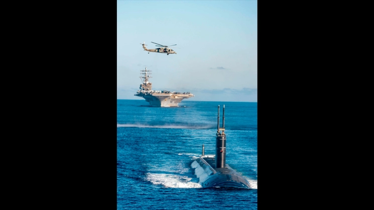 En esta foto proporcionada por el Ministerio de Defensa de Corea del Sur, el portaaviones USS Ronald Reagan y el submarino de propulsión nuclear USS Annapolis participan en un simulacro antisubmarino conjunto entre Corea del Sur, Estados Unidos y Japón. Foto Ap