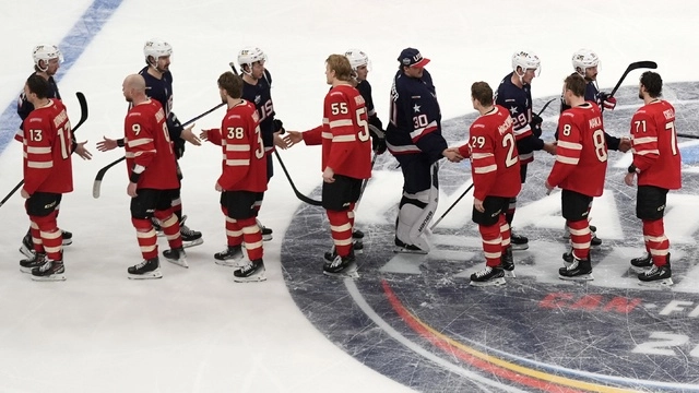 El contexto político salpicó el juego cuando aficionados estadunidenses lanzaron abucheos cuando se entonó el himno canadiense poco antes de iniciar el duelo. Foto Ap