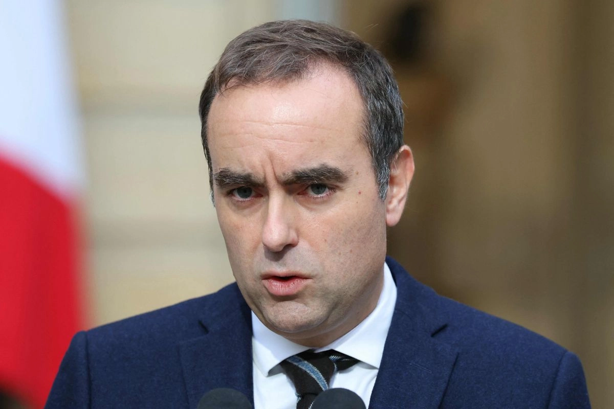 El primer ministro francés, Sébastien Lecornu, pidió a sus ministros, nombrados el 5 de octubre de 2025, que fueran "negociadores" y "encontraran acuerdos con todos los parlamentarios", según su entorno, ya que carece de mayoría en la Asamblea Nacional y se encuentra bajo amenaza de censura por parte de la oposición. 