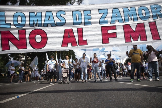 Protestas en el exterior de la sede del Senado en Argentina donde se discute el financiamiento del FMI. Foto Xinhua
