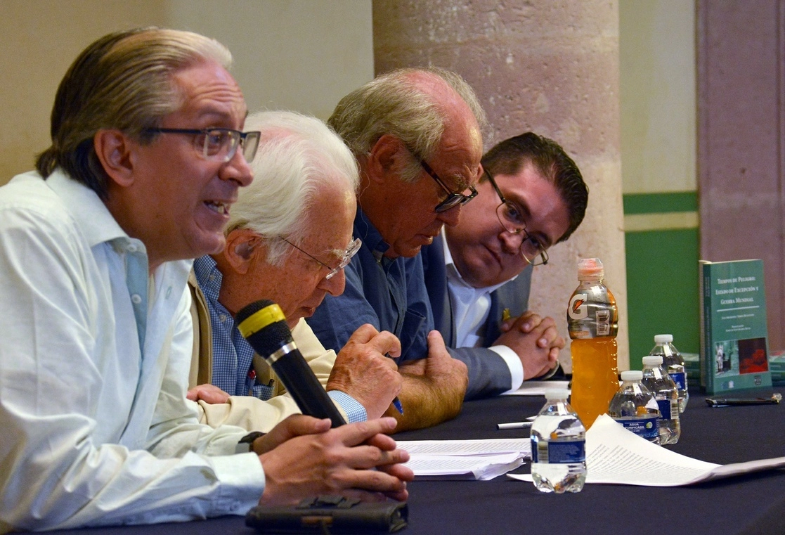 Luis Arizmendi (izquierda) durante un discurso de su libro "Tiempos de peligro: Estado de excepción y guerra mundial" en imagen de archivo. Foto  Alfredo Valadez