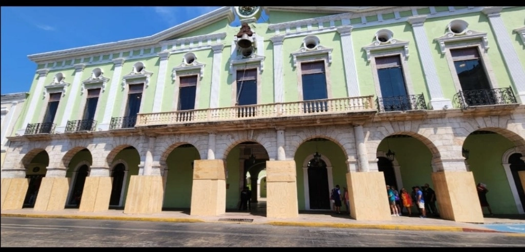 Colocaron maderas en las columnas del Palacio de Gobierno de Yucatán para reducir las pintas y grafitis en el inmueble. Foto Luis A. Boffil 