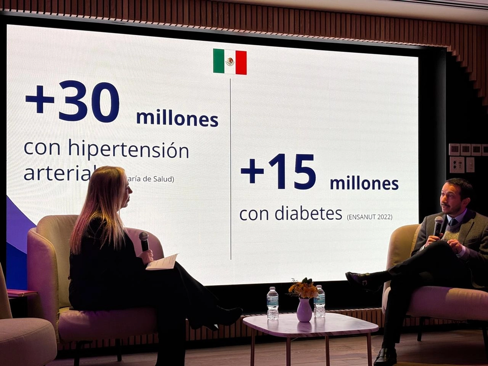 Enrique Alexander Berrios Bárcenas, coordinador de imagen cardiovascular y jefe de investigación del Hospital Español, durante la conferencia de prensa 