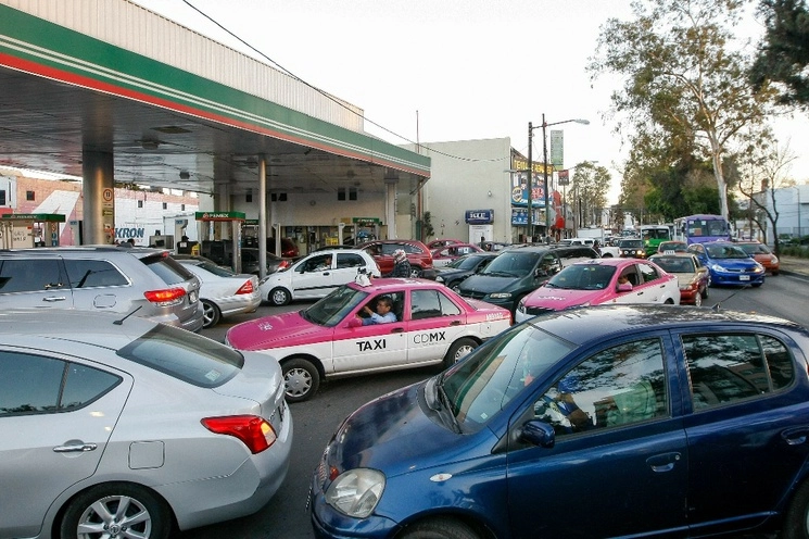 Más de la mitad de las gasolinas que consumen a diario los 50 millones de autos que circulan en el país, se cubre con importaciones. Foto Roberto García Ortiz / Archivo