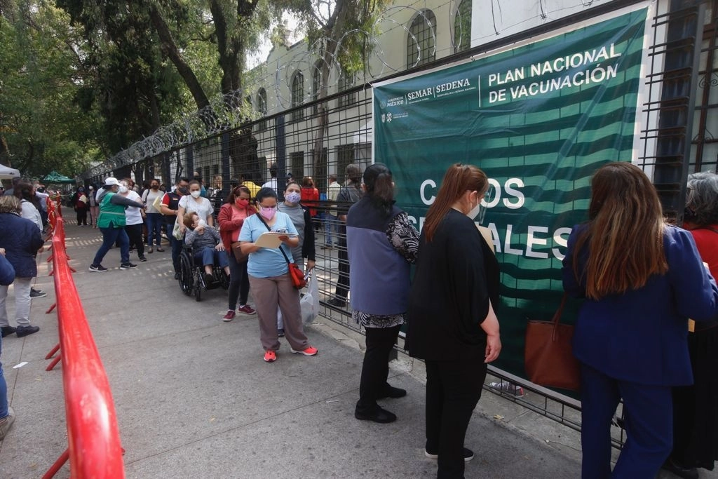 Adultos de 50 a 59 años asisten a la vacunación contra Covid-19 en la escuela primaria "Benito Juárez" en la alcaldía Cuauhtémoc, Ciudad de México, el 11 de mayo de 2021. Foto Guillermo Sologuren