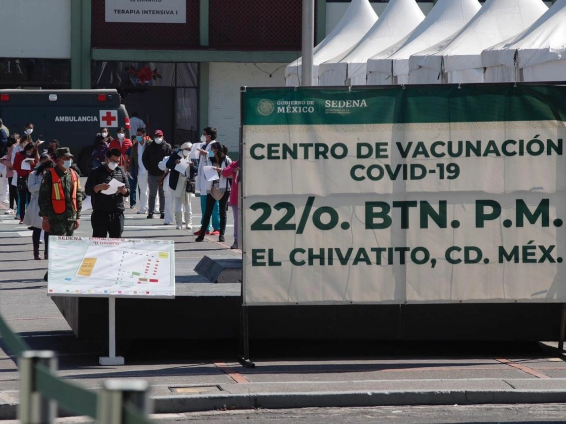 Personal de salud acude a recibir la vacuna contra el Covid-19 en el hospital militar de Chivatito, el 4 de enero de 2021. Foto Cristina Rodríguez