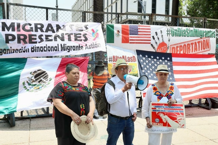 Integrantes de la Organización Binacional Migrante, el Comité de Justicia Social del Valle de Coachella, entre otros, se reúnen frente a la embajada de Estados Unidos en México, para apoyar la jornada #UnDíaSinMigrantes, promovida por paisanos en Florida en rechazo a la Ley SB1718 promulgada por el gobernador republicano Ron DeSantis, en la capital del país, el 1 de junio de 2023. Foto Roberto García Ortiz