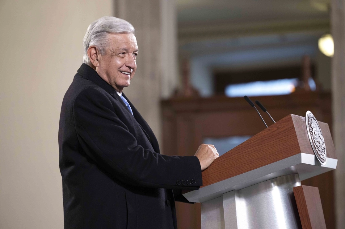 El presidente López Obrador presumió en su conferencia la encuesta semanal elaborada por una empresa estadunidense donde se presenta el nivel de aceptación de la ciudadanía a 22 mandatarios del mundo, donde permanentemente se ha mantenido en el segundo sitio, con 71 por ciento. Foto cortesía Presidencia 