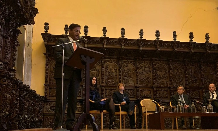 El embajador de India en México, Manpreet Vohra, durante la inauguración del evento en San Ildefonso. Foto de Twitter @IndEmbMexico