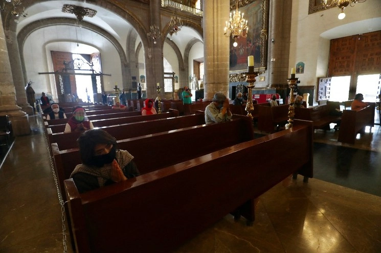 En el Templo expiatorio de Cristo Rey, como en otras iglesias de la CDMX, se toman medidas para evitar contagios de Covid-19. Foto Yazmín Ortega Cortés