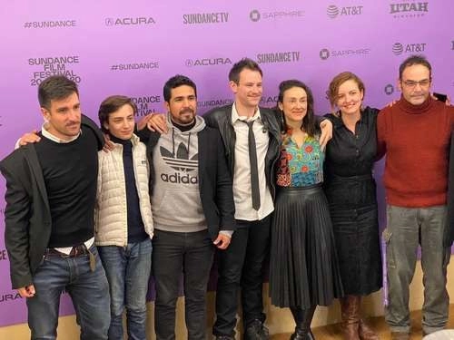 Rodrigo Ruiz Patterson y Sophie Alexander-Katz (cuarto y quinto sitios, de izquierda a derecha, respectivamente), acompañados de parte del elenco y del equipo de producción. Foto cortesía de los productores