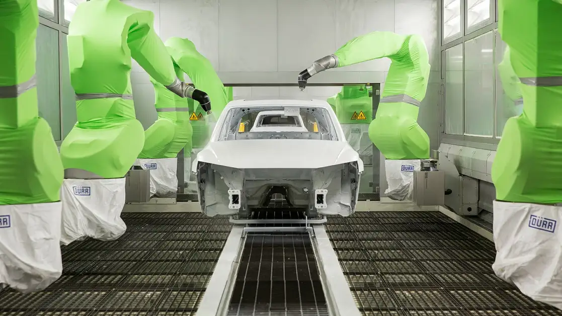 Los robots de la cámara de pintado, aplican por aspersión el color base y acabado para las carrocerías del Audi Q5 en México. Foto Cortesía Audi