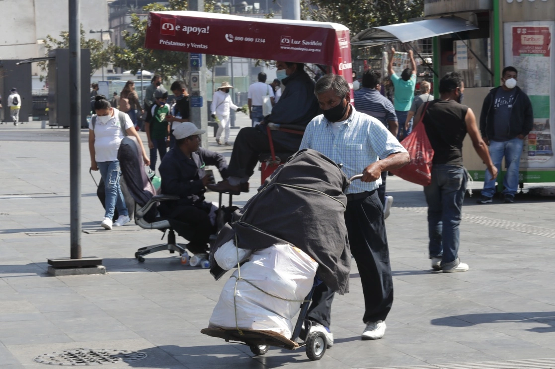 Comerciante transporta su mercancía en el Centro Histórico de la Ciudad de México. Foto Roberto García Ortiz / Archivo