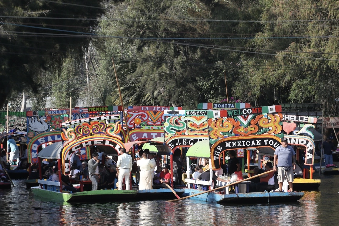 Pocas son las precauciones sanitarias que toman los visitantes que acuden a la zona recreativa de los canales de Xochimilco. Las familias departen en las trajineras sin cubrebocas y muchos jóvenes consumen alcohol en embarcaderos, antes de los paseos. Foto Luis Castillo