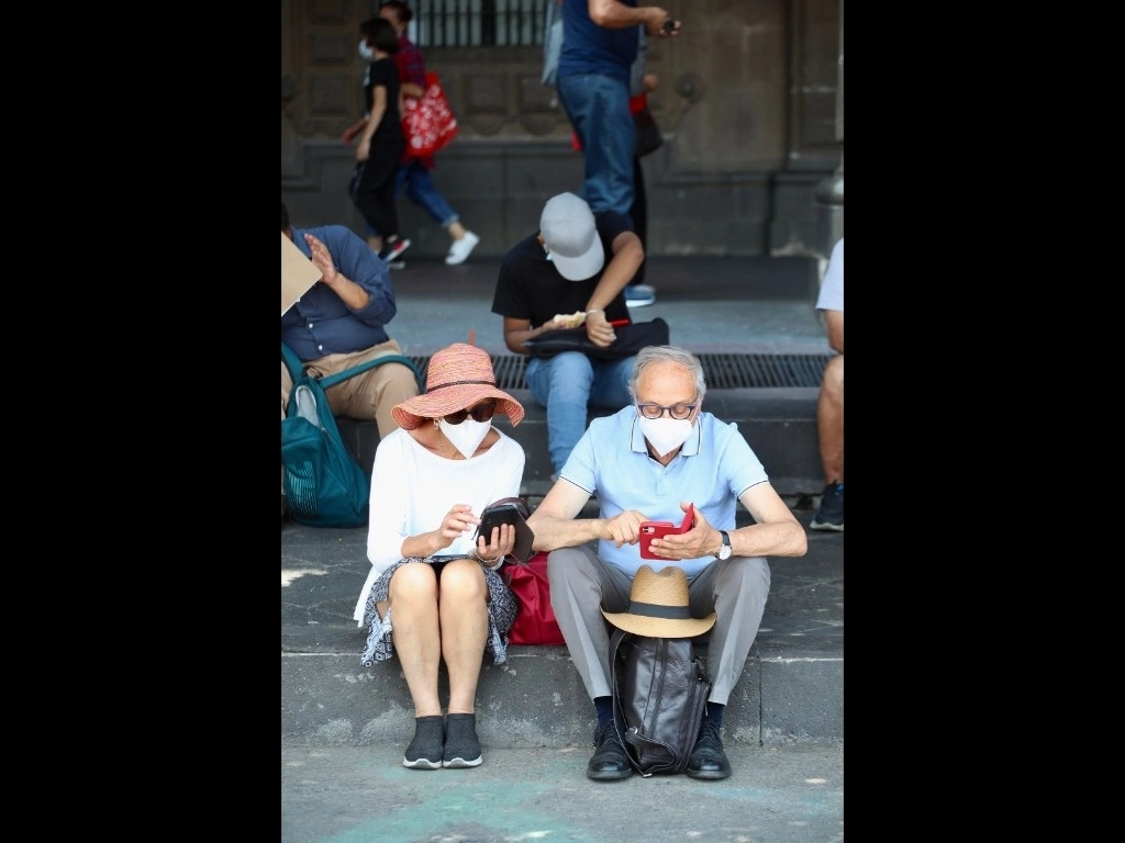 Se les dificulta el uso de las nuevas tecnologías y temen dañar los aparatos, indican. Foto Luis Castillo



