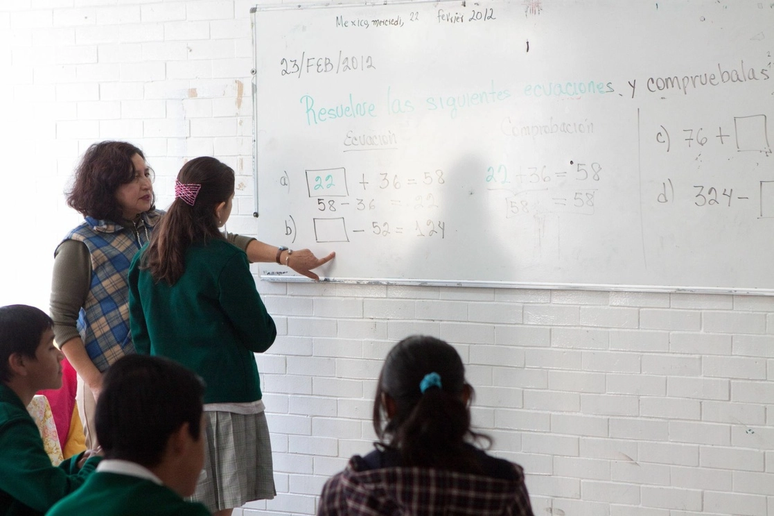 Las niñas salen mejor evaluadas en matemáticas en comparación con los niños, pero conforme van creciendo está habilidad va disminuyendo porque en sus propias familias se les inculcan roles que están alejados de las áreas tecnológicas y crecen con la idea de que la tecnología es para los varones. Foto Cuartoscuro / Archivo