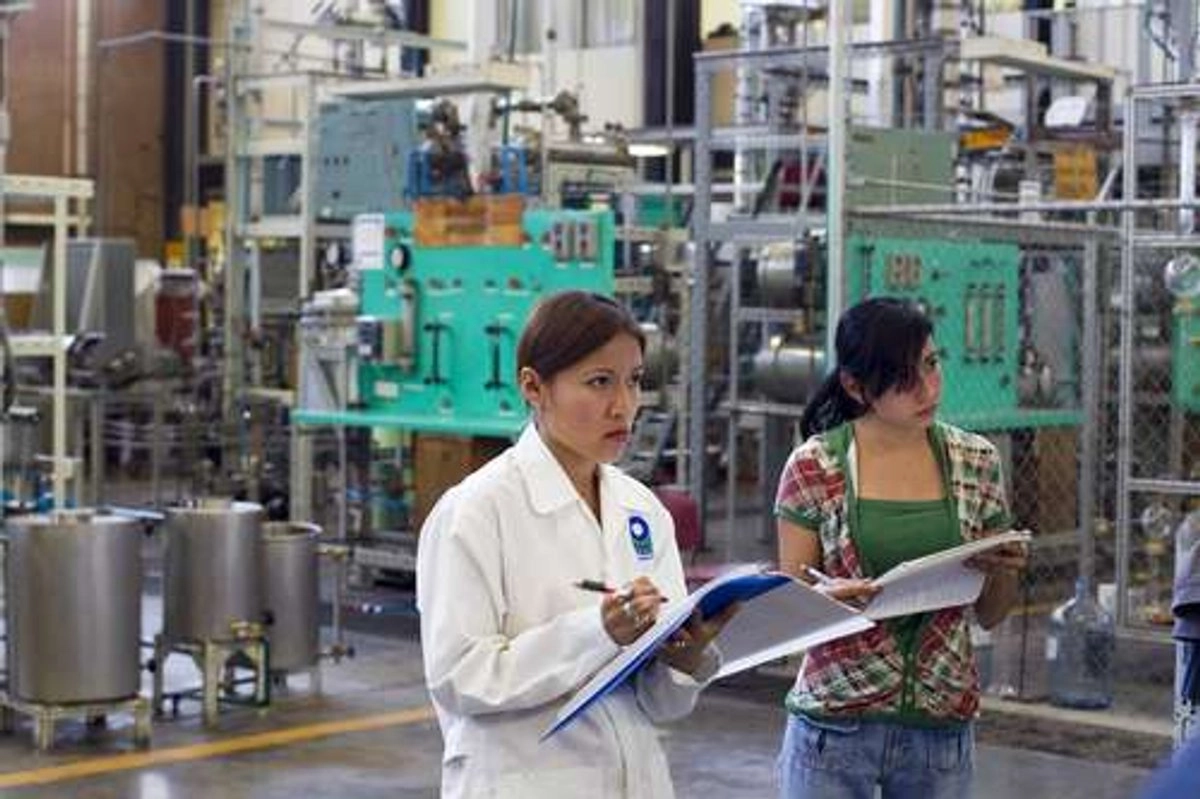 Las carreras con menor participación femenina son Ingeniería y Desarrollo Tecnológico, donde solo el 21.9 por ciento son mujeres, al igual que las áreas de Física, Matemáticas y Ciencias de la Tierra, donde solo el 24 por ciento son mujeres.