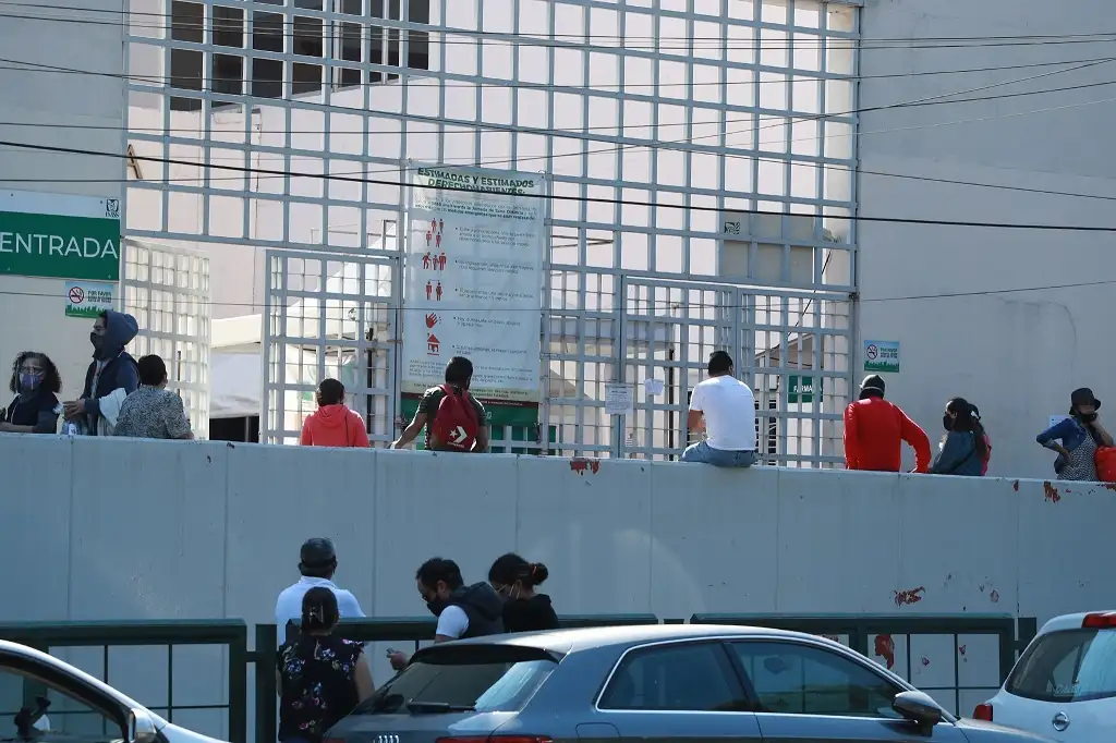 Familiares de pacientes del Hospital General de Zona 1-A, Doctor Rodolfo Antonio de Muchas Macías del IMSS esperan en la vía pública por información, el 28 de noviembre de 2020. Foto María Luisa Severiano