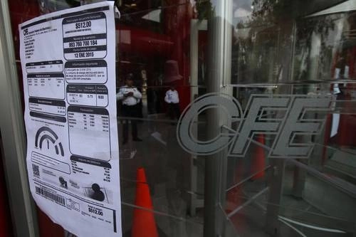 Edificio de la Comisión Federal de Electricidad en Paseo de la Reforma e Insurgentes, en la ciudad de México. Foto Alfredo Domínguez / archivo 