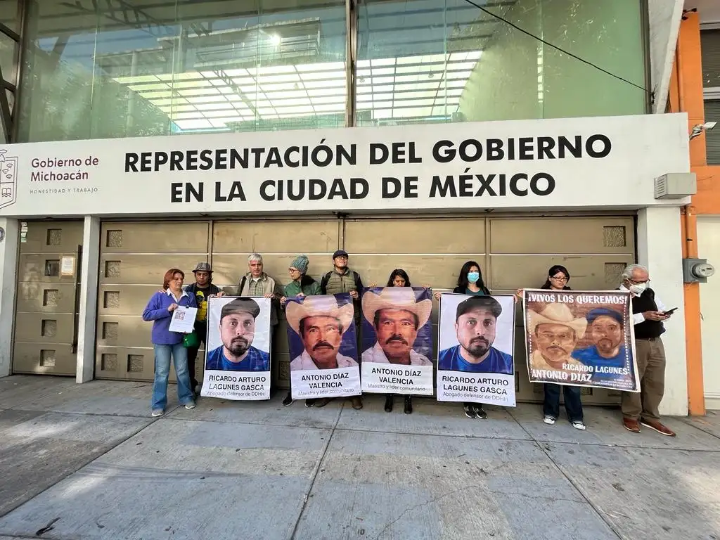 Familiares e integrantes de organizaciones protestan en la representación de Michoacán en la Ciudad de México, para demandar una búsqueda más intensa de Ricardo Lagunes y Antonio Díaz por parte de las autoridades, el 27 de enero de 2023. Foto Alfredo Domínguez


