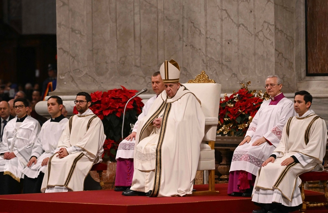 El papa Francisco ofició la misa de Nochebuena en la basílica de San Pedro, en la Ciudad del Vaticano. Foto Afp