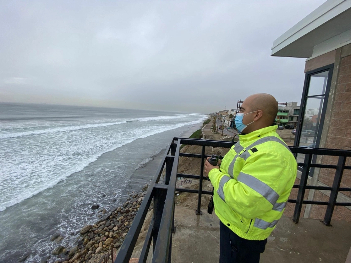 El mar de las playas de Tijuana registra un fuerte oleaje y marea alta, impidiendo que personas puedan bajar a la playa a hacer ejercicio. Foto Cuartoscuro