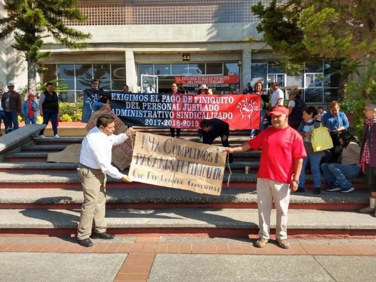 Protesta del Stauaem frente a la rectoría de la Universidad Autónoma del Estado de Morelos. Foto Rubicela Morelos 
