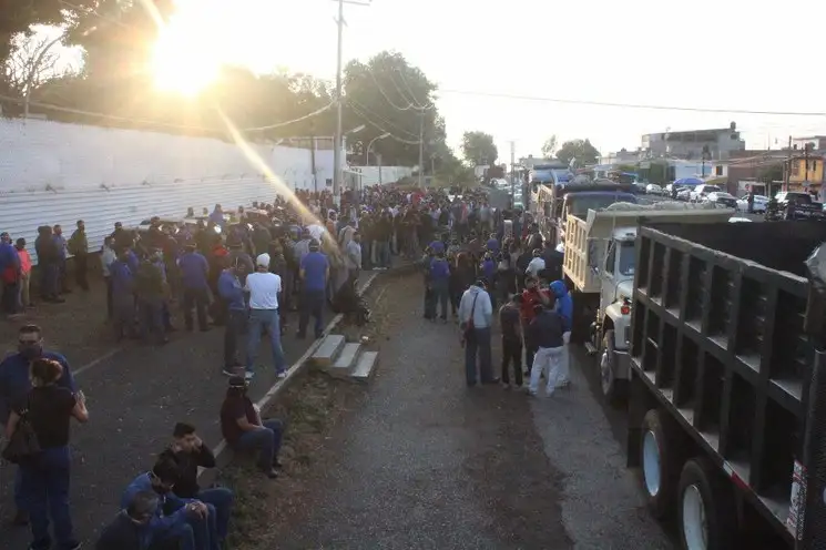 Trabajadores de Industrias Tecnos bloquearon la carretera federal Cuernavaca-Tepoztlán. Foto Rubicela Morelos