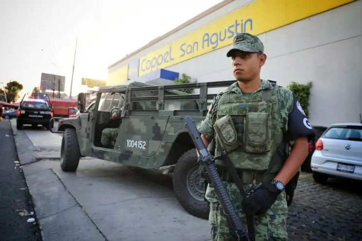 Elementos de la GN vigilan comercios obligados a cerrar ante la pandemia de Covid-19. 