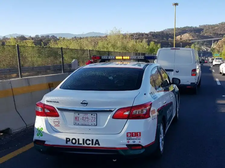 Los policías bancarios se transportaban en su patrulla, cuando fueron atacados por un grupo armado. Foto La Jornada