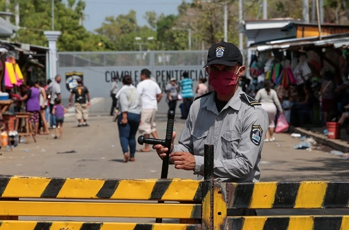 Un guardia de la prisión se encuentra en la entrada del sistema penitenciario “La Modelo” después de que el gobierno del presidente de Nicaragua, Daniel Ortega, ordenara la liberación de alrededor de 2500 presos, en mayo de 2020. Foto Reuters / Archivo    