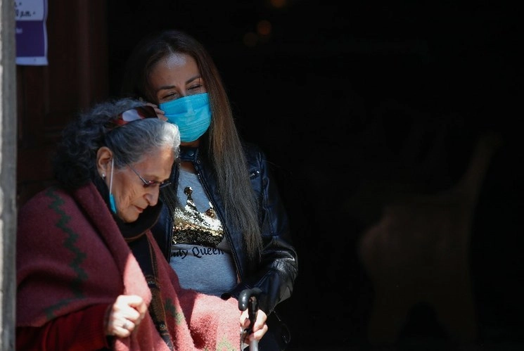 En Nuevo León, la mayoría de los casos de coronavirus son adultos mayores. Foto Víctor Camacho/ Archivo

